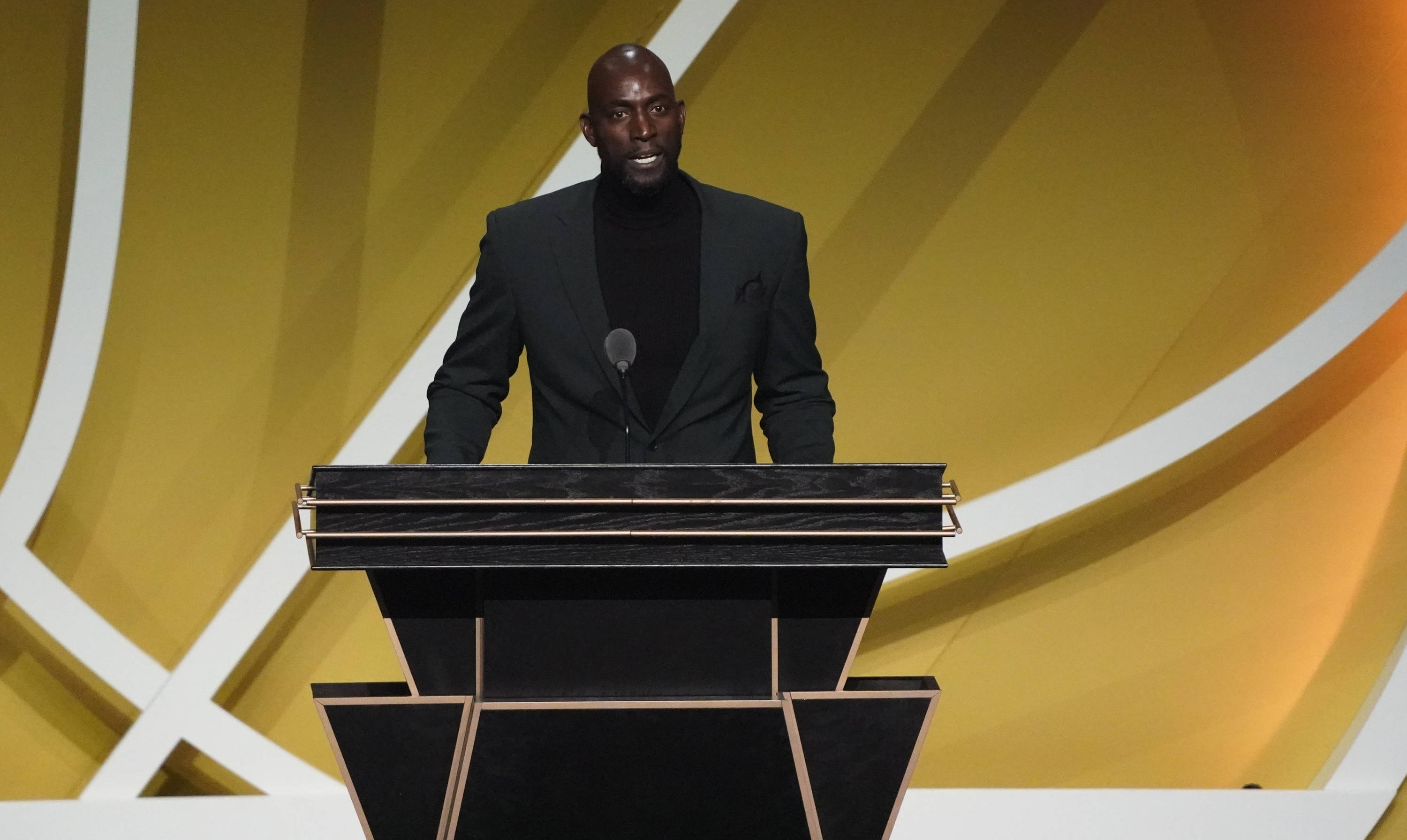 海纳：保持独立不依赖大型外资，这必须始终是拜仁坚持的道路（海纳：拜仁必须始终走独立自主之路，不依赖大型外资）